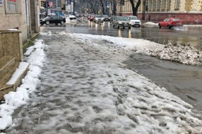 Čiscenje trotoara od snega i bljuzgavice