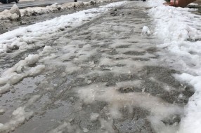 Čiscenje trotoara od snega i bljuzgavice