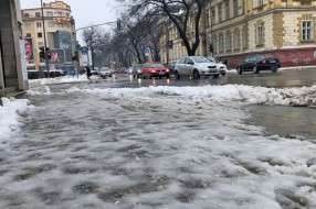 Čiscenje trotoara od snega i bljuzgavice