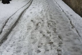 Čiscenje trotoara od snega i bljuzgavice