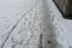 Čiscenje trotoara od snega i bljuzgavice