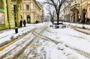 Čiscenje trotoara od snega i bljuzgavice