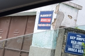 Uništena ulična tabla na uglu Majšanske ulice i Imrea Bera