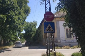 Saobraćajni znakovi STOP i pešački prelaz u Prvomajskoj zaklonjeni rastinjem