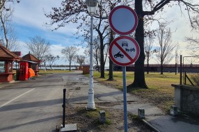 Promet automobila šetalištem i parkiranje ispred Ženskog štranda pored jezera
