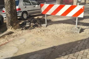 Raskopana pešacka staza ispred same zgrade u Frankopanskoj ulici