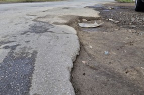 Oštećen kolovoz, rupe u ulici Boze Šarčevića kod semafora