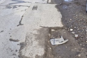 Oštećen kolovoz, rupe u ulici Boze Šarčevića kod semafora