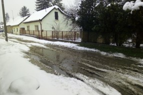 Pola ulice asfaltirano, a pola ne