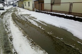 Pola ulice asfaltirano, a pola ne