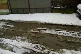 Pola ulice asfaltirano, a pola ne