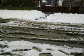 Pola ulice asfaltirano, a pola ne