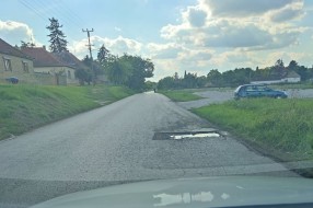 Udarna rupa na početku Trumbićeve ulice u Bajmoku