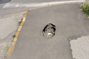 Rupa na uglu Jovana Mikića i Tesline