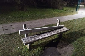 Polomljene klupe na šetalištu na Paliću