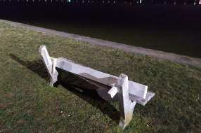 Polomljene klupe na šetalištu na Paliću