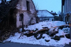 Urušena kuća u Titelskoj ulici - put zakrčen