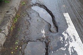 Krater  na Beogradskom putu, ispred ambulante