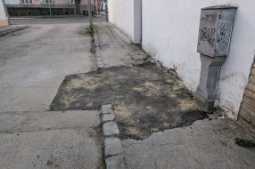 Loša i neprikladna popravka kolovoza i pešačke staze
