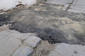 Loša i neprikladna popravka kolovoza i pešačke staze