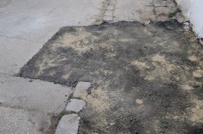 Loša i neprikladna popravka kolovoza i pešačke staze