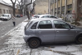 Uklanjanje "paukom" nepropisno parkiranih vozila