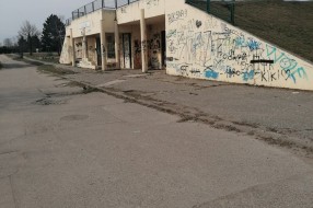 Nekadašnji objekat trgoprometa u MZ "Peščara" neugledan