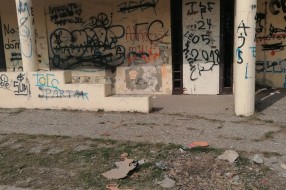 Nekadašnji objekat trgoprometa u MZ "Peščara" neugledan