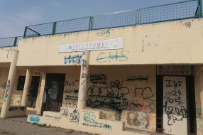 Nekadašnji objekat trgoprometa u MZ "Peščara" neugledan