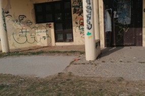 Nekadašnji objekat trgoprometa u MZ "Peščara" neugledan