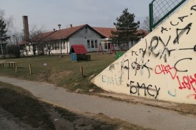 Nekadašnji objekat trgoprometa u MZ "Peščara" neugledan