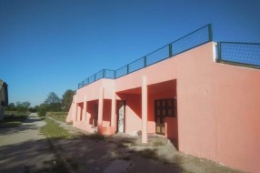 Nekadašnji objekat trgoprometa u MZ "Peščara" neugledan