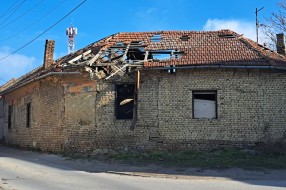 Urušava se kuća na uglu ulica Bore Stankovića i Paje Marganovića