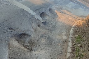 Apel za hitnu sanaciju puta u Teslinom naselju