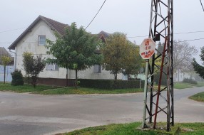 Oprez zbog saobraćajnog znaka na raskrsnici ulica Stevana Mokranjca i Augsta Cesarca