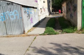 Zelena površina kod parkinga?