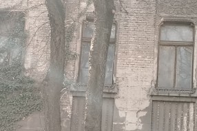 Opasnost od pada lima sa krova kuće na početku Ulice Đure Đakovića