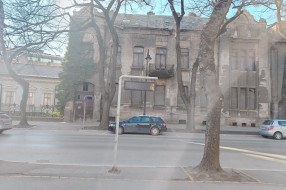 Opasnost od pada lima sa krova kuće na početku Ulice Đure Đakovića