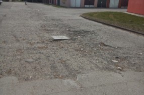 Rupe na platou pored Univerexporta u Teslinoj ulici
