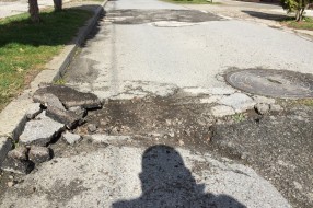 Raspada se asfalt u ulici Stipe Grgića