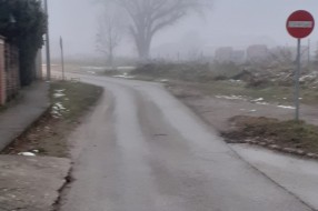 Saobraćajni znak na početku jednosmerne ulice pogrešno okrenut (ugao ulica Jovana Cvijića i Avalske)