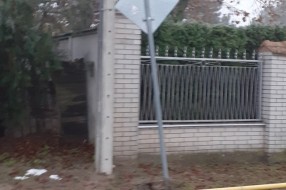 Saobraćajni znak na početku jednosmerne ulice pogrešno okrenut (ugao ulica Jovana Cvijića i Avalske)