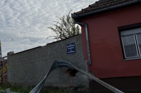 Stanje branika u Ulici Dinka Šimunovića (neprohodan trotoar)