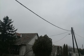 Strujni kabl koji visi (Ulica višanja)