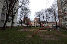 Noćne zabave na dečjem igrališu na Radijalcu