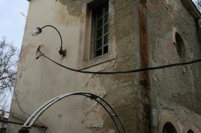 Viseći kabel u ulici gde su policija i zatvor