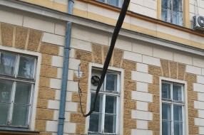 Viseći kabel u ulici gde su policija i zatvor