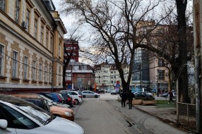Viseći kabel u ulici gde su policija i zatvor