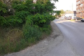Uredna pešačka staza kod stadiona zapuštena i uništena