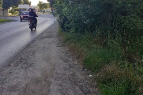 Uredna pešačka staza kod stadiona zapuštena i uništena